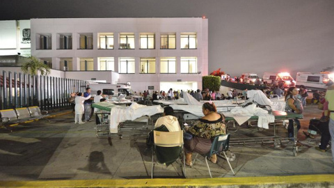 Pacientes y médicos de un hospital en Villahermosa (México) permanecen fuera tras un fuerte sismo de magnitud 8,2 en la escala abierta de Richter que ha sacudido México. EFE/STR