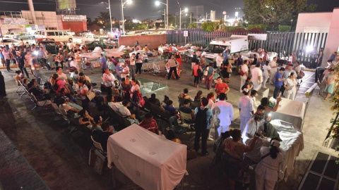 Pacientes y médicos de un hospital en Villahermosa (México) permanecen fuera tras el terremoto. EFE/STR