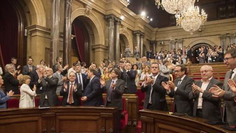 Los diputados aplauden tras la aprobación la Ley de Transitoriedad Jurídica, esta noche en el Parlament, en Barcelona. EFE/Marta Pérez