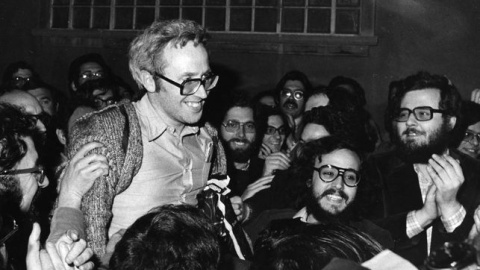 Josep Maria Huertas, recibido por sus amigos a las puertas de la Modelo la noche del 13 de abril de 1976