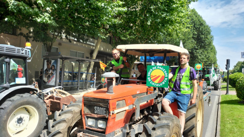 Un grup de pagesos amb un tractor manifestant-se a Madrid