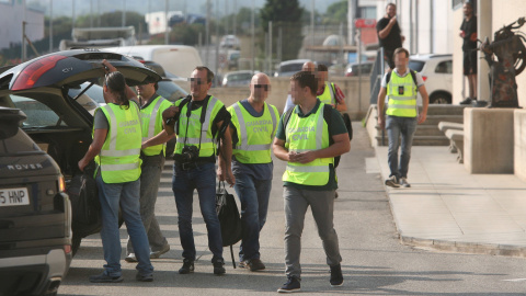 Agentes de la Guardia Civil salen tras el registro de las instalaciones de la imprenta de Constantí (Tarragona) después de dos días vigilando esta empresa por si se localizase documentación relacionada con el referéndum del 1 de octubre. EFE/Jaume Se