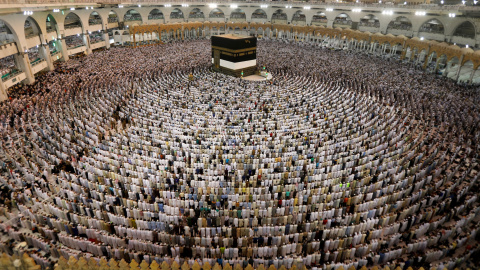 Musulmanes rezan en la Gran Mezquita durante el peregrinaje anual a La Meca /REUTERS (Suhaib Salem)