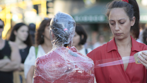 Valeria Piriz prepara la 'performance' de carrer 'Diez de cada diez'. FIRA TÀRREGA