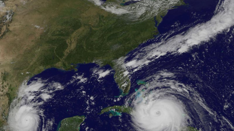 Imagen de satélite proporcionada por la NASA: a la derecha de la imagen, el huracán Irma, a la izquierda, sobre la costa de México, el huracán Katia. | REUTERS