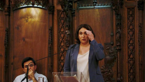 La alcaldesa de Barcelona, Ada Colau, y el primer teniente de alcalde, Gerardo Pisarello, durante un acto en el Ayuntamiento de Barcelona. | EFE