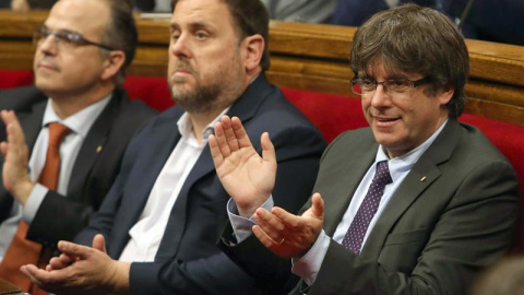 El presidente de la Generalitat, Carles Puigdemont, junto al vicepresidente del Govern, Oriol Junqueras,  durante el debate en el Parlament. - EFE