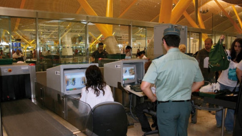 La obligatoria imagen de agentes de la Guardia Civil controlando el embarque en los aviones es cada vez menos frecuente en los aeropuertos españoles ante el avance de la seguridad privada.