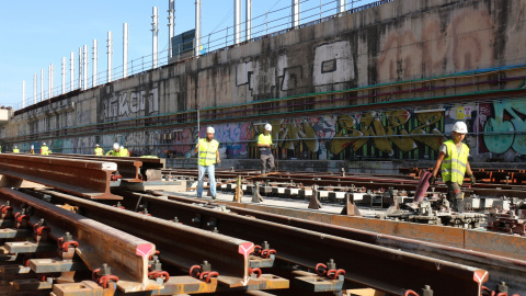 Operaris treballant en les obres per fer encabir les vies de l'R2N i l'R11 a la futura estació de la Sagrera