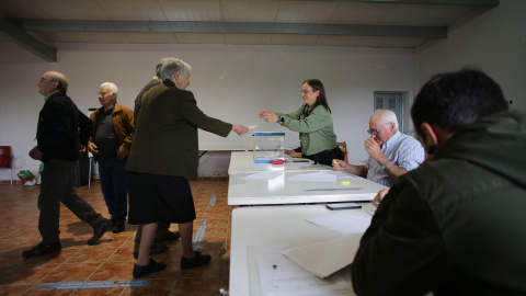 Varias personas ejercen su derecho a voto en la mesa electoral en Portomarín, Lugo a 28 de mayo de 2023