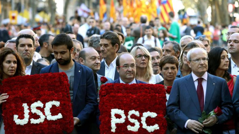 El primer secretario del PSC, Miquel Iceta, junto al expresidente de la Generalitat José Montilla (d), en la ofrenda floral con motivo de la Diada. EFE/Toni Albir