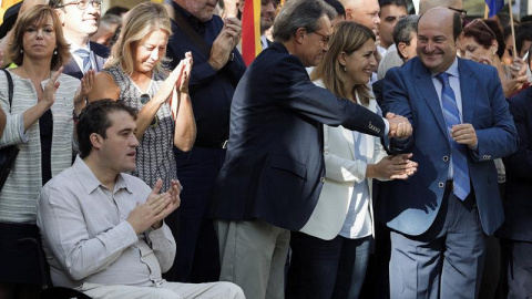 El expresident de la Generalitat Artur Mas (tercero por la derecha), saluda al dirigente Andoni Ortuzar (derecha), del PNV, en la ofrenda floral del PDECATal durante la Diada. EFE/Toni Albir