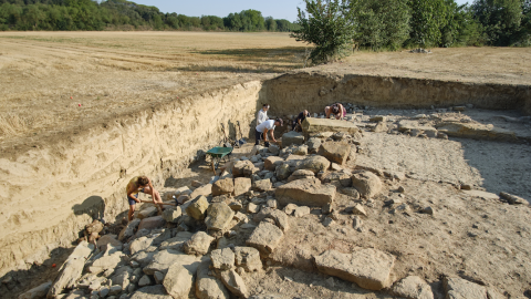 6-7-2023 Els arqueòlegs del MAC excavant a Ullastret