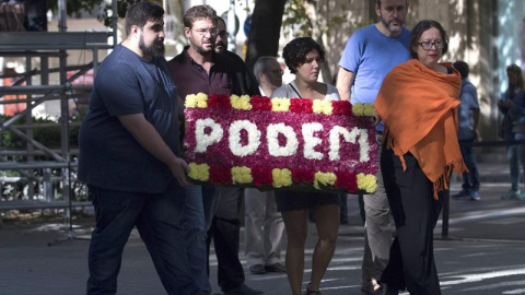 El líder de Podem en Cataluña, Albano Dante Fachin (2i), en la ofrenda floral al monumento a Rafael Casanova con motivo de la celebración de la Diada. EFE/Marta Pérez