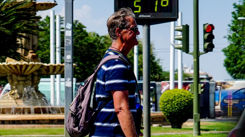 Un termómetro situado en el Prado, marca 51 grados, a 26 de junio del 2023 en Sevilla, Andalucía.