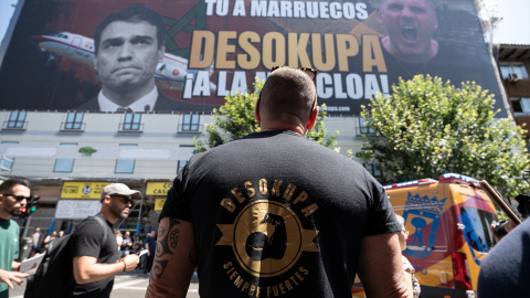 El líder de Desokupa, Daniel Esteve, frente a la lona que ha desplegado la plataforma Desokupa contra el presidente del Gobierno, a 3 de julio de 2023, en Madrid.