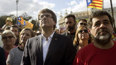 Carme Forcadell, Carles Puigdemont i Jordi Sànchez en la manifestació de la Diada / EFE