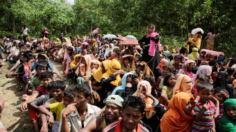 Refugiados rohinyás esperan para recibir suministros en una campamento temporal en Ukhiya, en Bangladesh. - EFE