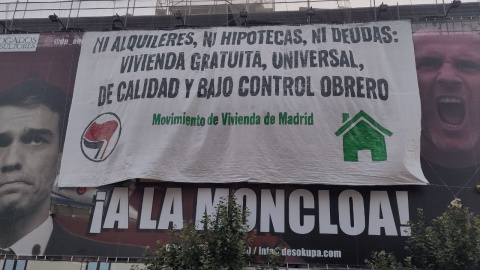 Una nueva lona ha sido desplegada con lemas en favor del derecho a la vivienda .