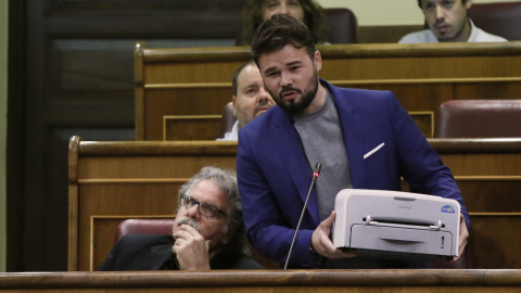 El portavoz adjunto de ERC en el Congreso, Gabriel Rufián, muestra desde su escaño una impresora en defensa del referéndum independentista del 1 de octubre, durante la sesión de control al Gobierno en el Congreso de los Diputados. EFE/Fernando Alvarad