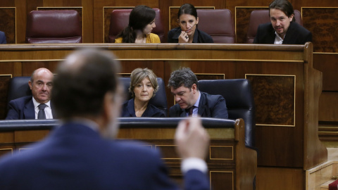 El líder de Unidos Podemos, Pablo Iglesias escucha la intervención del presidente del Gobierno, Mariano Rajoy, durante la sesión de control al Ejecutivo en el Congreso de los Diputados. EFE/Fernando Alvarado