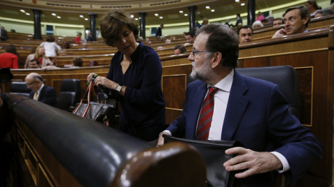 El presidente del Gobierno, Mariano Rajoy, junto a la vicepresidenta, Soraya Sáez de Santamaría, al inicio de la sesión de control al Ejecutivo en el Congreso de los Diputados. EFE/Fernando Alvarado