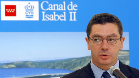 Alberto Ruiz Gallardón, durante una visita que realizó en 2002 para inaugurar el laboratorio de análisis del agua del Canal de Isabel II en Madrid. EFE/Fernando Alvarado