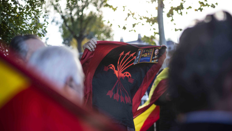 Un hombre sostiene una bandera de la Falange y una foto del dictador cerca del cementerio Mingorrubio-El Pardo. / Jairo Vargas