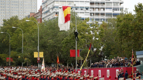 Imagen de archivo de un paracaidista enganchado a una farola del Paseo de la Castellana durante el desfile del 12-O de 2019.