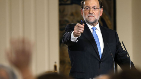 Rajoy da la palabra a un periodista durante la rueda de prensa de balance de legislatura. (Sergio Barrenechea / EFE)