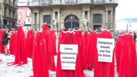 Activistas de AnimaNaturalis y PETA protestan en Pamplona contra el maltrato animal en San Fermín