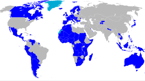 En azul, países adheridos al convenio de Oslo que prohíbe el uso de bombas de racimo. — Wikipedia