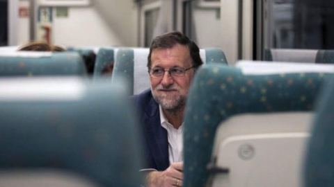 El presidente del Gobierno, Mariano Rajoy, en uno de sus viajes en AVE. Archivo REUTERS