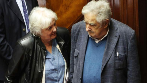 La nueva vicepresidenta del país y presidenta de la Asamblea General del Parlamento, Lucía Topolansky (i), habla con el expresidente y senador José Mujica. | RAÚL MARTÍNEZ (EFE)