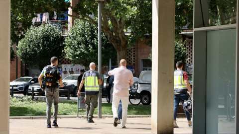 Efectivos policiales en las inmediaciones del edificio donde la mujer ha sido hallada muerta en Logroño, a 8 de julio de 2023.