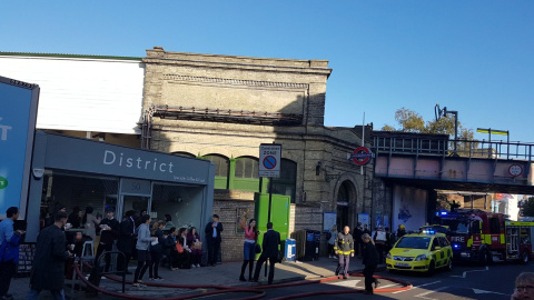 Los servicios de emergencia atienden a los pasajeros del metro de Londres en la calle. TWITTER / @ASolopovas