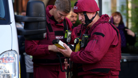 Miembros de la brigada experta en bombas trabajan cerca de la estación de metro de Londres donde ha tenido lugar la explosión. REUTERS/Hannah McKay