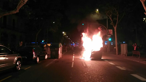 Contenidor cremant a la Ronda de Sant Pere, després de la manifestació d'aquest 1-O. / Maria Rubio.