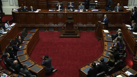 El primer ministro de Perú, Fernando Zavala (d), da un discurso en el hemiciclo del Congreso acompañado de sus ministros en Lima (Perú). EFE/Ernesto Arias