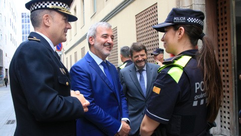 El alcalde de Barcelona, Jaume Collboni, conversa con agentes de la Guàrdia Urbana.