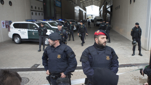 Mossos d'Esquadra junto a los agentes de la Guardia Civil que han entrado en la imprenta Artyplan de Sant Feliu de Llobregat (Barcelona) en el marco de los registros que está realizando en busca de material relacionado con el referéndum del 1 de octubre