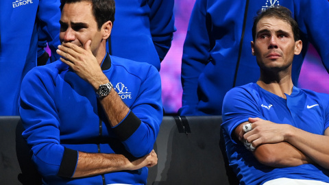 Roger Federer y Rafa Nadal lloran en la despedida del suizo del tenis profesional.- Andy Rain / EFE / EPA