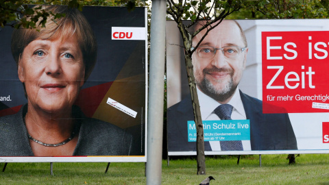 Carteles electorales de Angela Merkel y Martin Schulz.REUTERS/Fabrizio Bensch