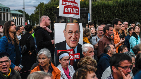 Simpatizantes se reúnen alrededor de una pancarta del presidente del Partido de la Izquierda Europea (Die Linke), Gregor Gysi, durante un mitin electoral en Dresde, Sajonia (Alemania). EFE/Filip Singer