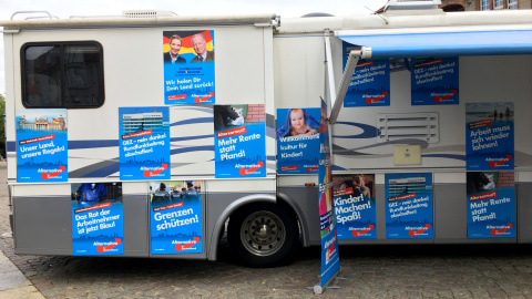 Un autobús electoral del partido de extrema derecha alemán AfD, en Fráncfort del Óder. REUTERS/Michelle Martin