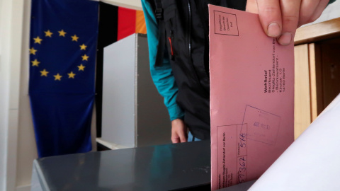 Un hombre deposita su voto en una urna.REUTERS/Fabrizio Bensch