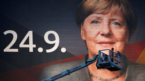 Cartel electoral de Angela Merkel.REUTERS/Wolfgang Rattay