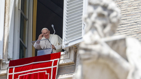 El Papa Francisco dirige la oración del Ángelus desde la ventana de su oficina con vista a la Plaza de San Pedro en la Ciudad del Vaticano, el 2 de julio de 2023.