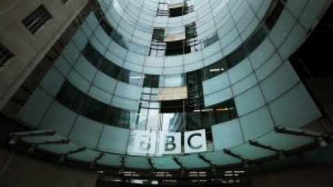 Un presentador de la BBC es acusado de pagar a un menor por fotos sexuales