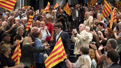 El presidente de la Generalitat, Carles Puigdemont , a su llegada al Teatro Principal de Badalona para participar en un acto del PDeCAT en favor del referéndum del 1-O. EFE/Marta Pérez